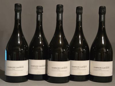 six bouteilles de vin sont alignées sur une table