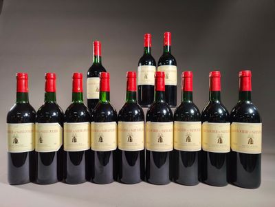 six bouteilles de vin sont alignées sur une table