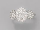 une bague à trois diamants, signée Van Cleef