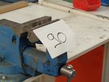 a sign on a vise that says 2