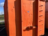 deux bennes orange placées l'une à côté de l'autre dans un parking