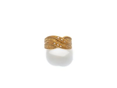 gros plan d'une bague en or sur une surface blanche