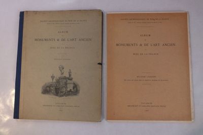 un vieux livre posé sur une table à côté d'un autre livre