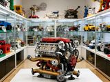 une vitrine remplie de Lego dans un magasin de jouets