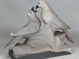 deux oiseaux perchés sur un morceau de bois