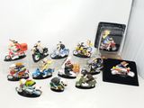 de nombreuses figurines représentant des personnes à moto, posées sur une table