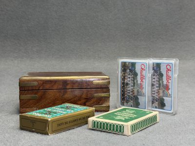 deux paquets de cigarettes et une petite boîte d'allumettes