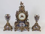 trois horloges anciennes disposées les unes à côté des autres