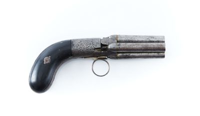 un vieux revolver sur lequel est fixée une bague sur le côté