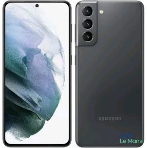 un gros plan sur l'arrière et le profil d'un Samsung Note 10 noir