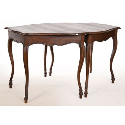 une image représentant une table en bois avec deux pieds et un plateau