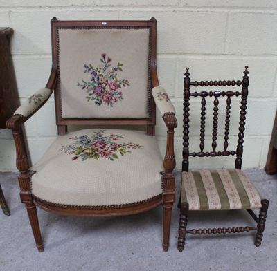 une chaise et une autre chaise placées l'une à côté de l'autre