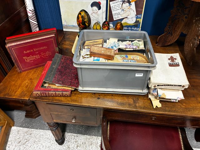 Caisses garnies de timbres en vrac et quelques albums incomplet 