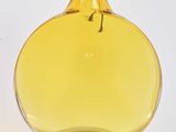 l'image d'un flacon de parfum posé sur une table