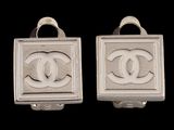 deux paires de boucles d'oreilles Chanel en argent ornées du logo de la marque