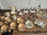 une table sur laquelle sont posées de nombreuses tasses et soucoupes