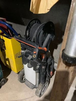 une machine posée par terre à côté d'une boîte jaune