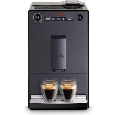 gros plan d'une machine à café avec deux tasses de café