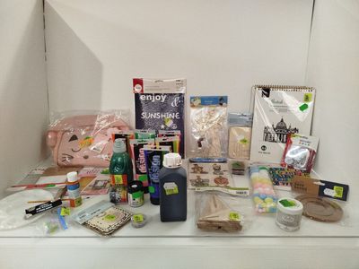 de nombreux objets qui sont posés sur une étagère dans une pièce