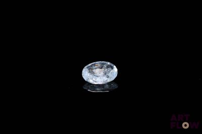 une image représentant un diamant blanc posé sur une surface noire