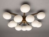 un gros plan d'un lustre avec des boules blanches suspendues au plafond