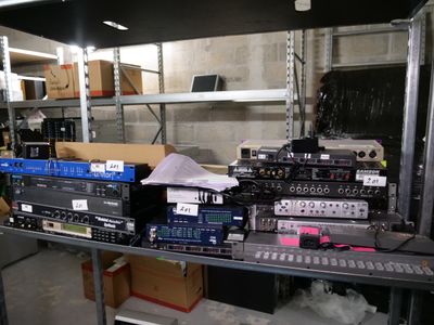 de nombreux appareils électroniques posés sur une étagère dans une pièce