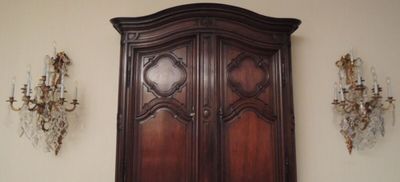 deux appliques suspendues au mur au-dessus d'une armoire en bois