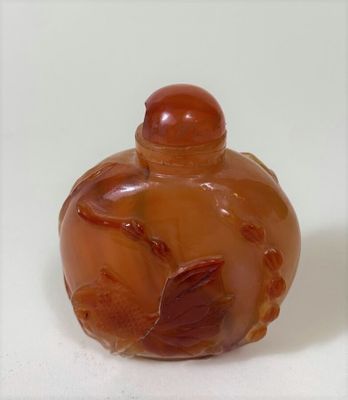 CHINE - XXe siècle Flacon tabatière en agate rouge sculpté d…