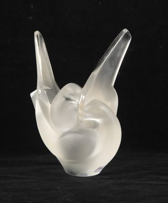 une image représentant une sculpture en verre représentant un oiseau sur fond noir