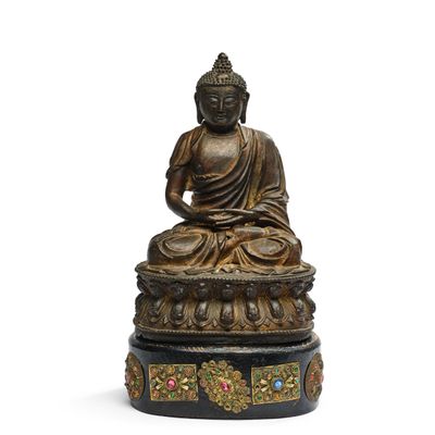 une image représentant une statue de Bouddha assis sur une table