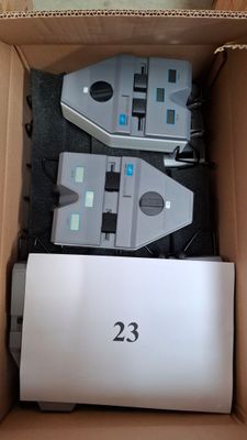 une boîte contenant deux appareils électroniques