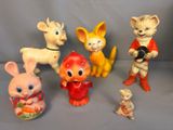 de nombreuses figurines représentant des chats et des chatons posées sur une table