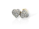 une paire de boucles d'oreilles clous en diamant en forme de cœur