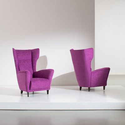 deux chaises violettes posées sur une estrade blanche dans une pièce blanche