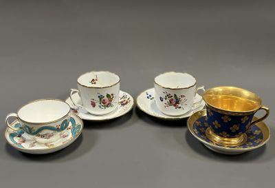 trois tasses et soucoupes sont posées sur une surface grise