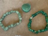 deux bracelets et une boîte en forme de cœur posés sur une table
