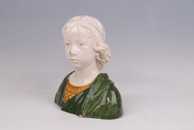 une petite statue représentant une femme en robe verte