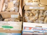 plusieurs boîtes de nourriture posées sur une table les unes à côté des autres