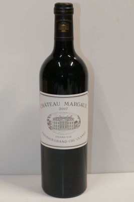 une bouteille de vin posée sur une table