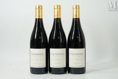 trois bouteilles de vin posées sur une table l'une à côté de l'autre