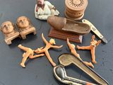 de nombreux objets différents posés sur une table