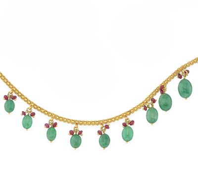 un collier en or serti d'émeraudes et de rubis