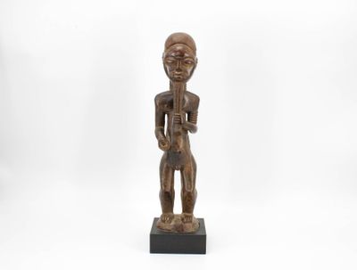 Ancêtre Blolo Bian Ancêtre masculin représenté debout tenant…