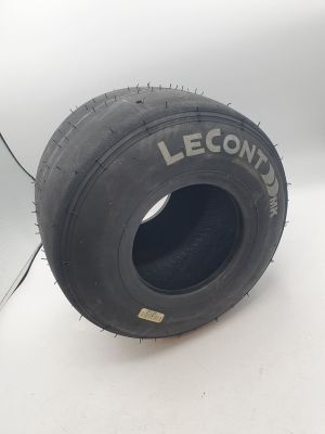 un gros plan d'un pneu sur lequel est inscrit le mot « Legend »