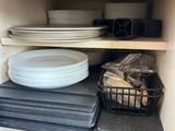 de nombreuses assiettes et casseroles empilées les unes sur les autres