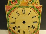 une horloge posée sur une table dans une pièce
