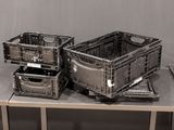 trois récipients en plastique posés sur une table en métal