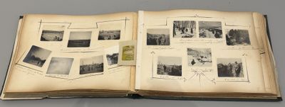 un livre ouvert avec des images de personnes et d'animaux