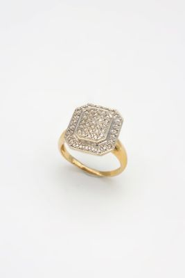 une image d'une bague en or et diamants sur fond blanc
