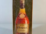l'image d'une bouteille d'alcool posée sur une table